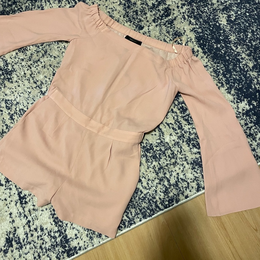 BCBG Max Azria Dusty Pink Off Shoulder Shorts Romper, Size XS.